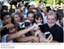 Presidente Lula com populares durante cerimônia de inauguração simultânea de escolas técnicas federais no estado do Espírito Santo (3).