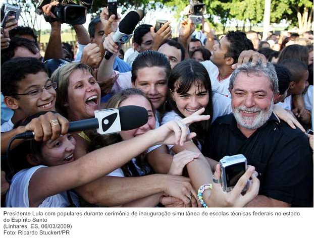 Presidente Lula com populares durante cerimônia de inauguração simultânea de escolas técnicas federais no estado do Espírito Santo (3).