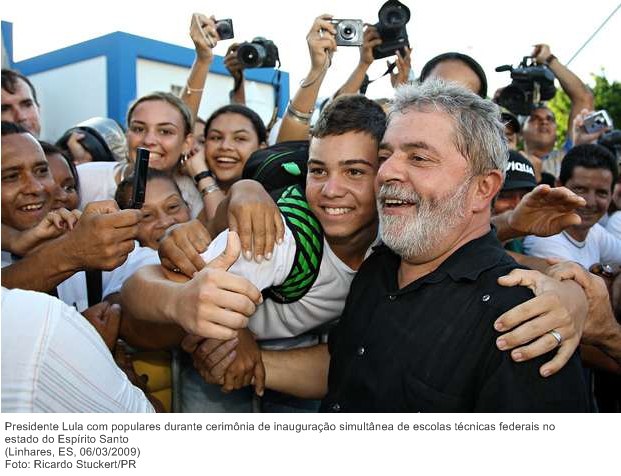 Presidente Lula com populares durante cerimônia de inauguração simultânea de escolas técnicas federais no estado do Espírito Santo.