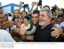 Presidente Lula com populares durante cerimônia de inauguração simultânea de escolas técnicas federais no estado do Espírito Santo.