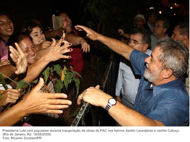 Presidente Lula com populares durante inauguração de obras do PAC nos bairros Jardim Laranjeiras e Jardim Cabuçu.