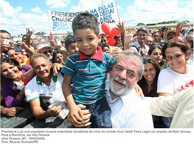 Presidente Lula com populares durante solenidade simultânea de início do mutirão Arco Verde Terra Legal nos estados de Mato Grosso, Pará e Rondônia, em Alta Floresta.