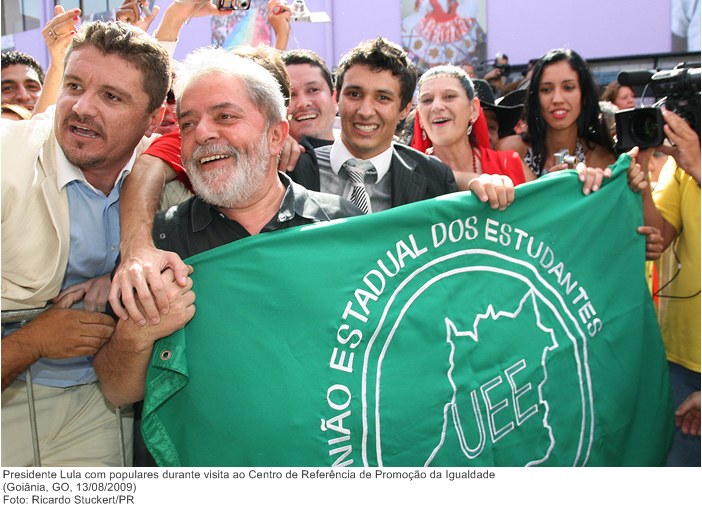 Presidente Lula com populares durante visita ao Centro de Referência de Promoção da Igualdade.