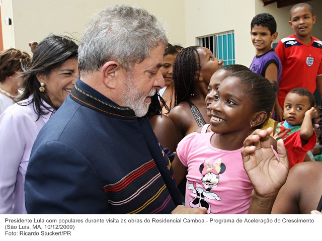 Presidente Lula com populares durante visita às obras do Residencial Camboa - Programa de Aceleração do Crescimento (2).