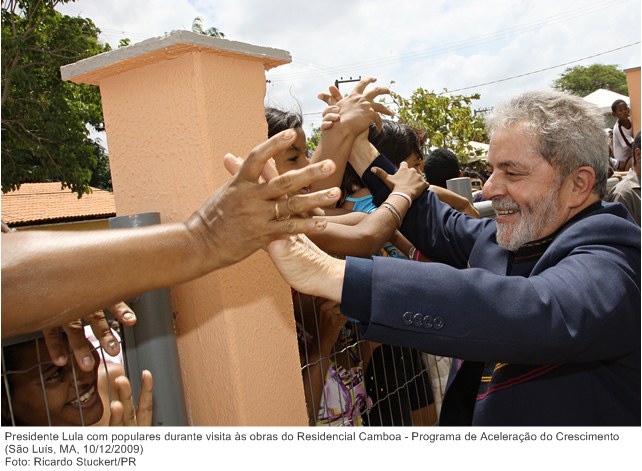 Presidente Lula com populares durante visita às obras do Residencial Camboa - Programa de Aceleração do Crescimento.