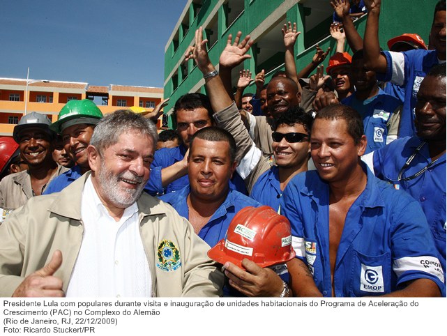 Presidente Lula com populares durante visita e inauguração de unidades habitacionais do Programa de Aceleração do Crescimento (PAC) no Complexo do Alemão.