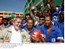 Presidente Lula com populares durante visita e inauguração de unidades habitacionais do Programa de Aceleração do Crescimento (PAC) no Complexo do Alemão.