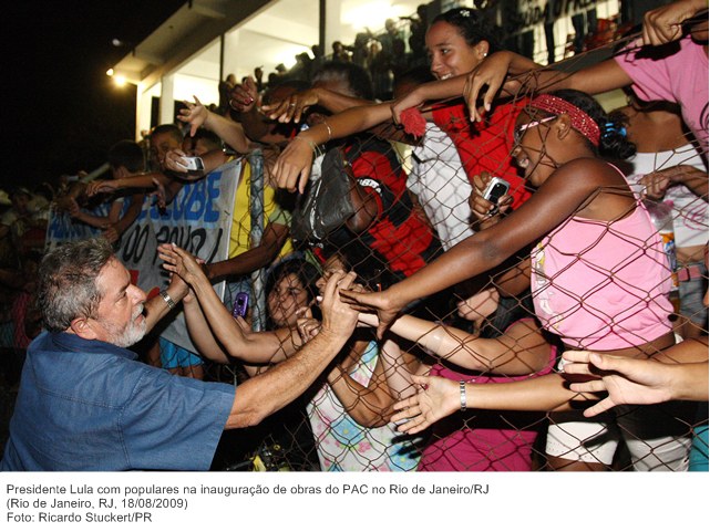 Presidente Lula com populares na inauguração de obras do PAC no Rio de Janeiro-RJ.