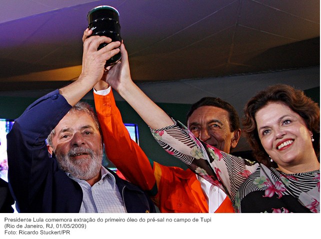 Presidente Lula comemora extração do primeiro óleo do pré-sal no campo de Tupi.
