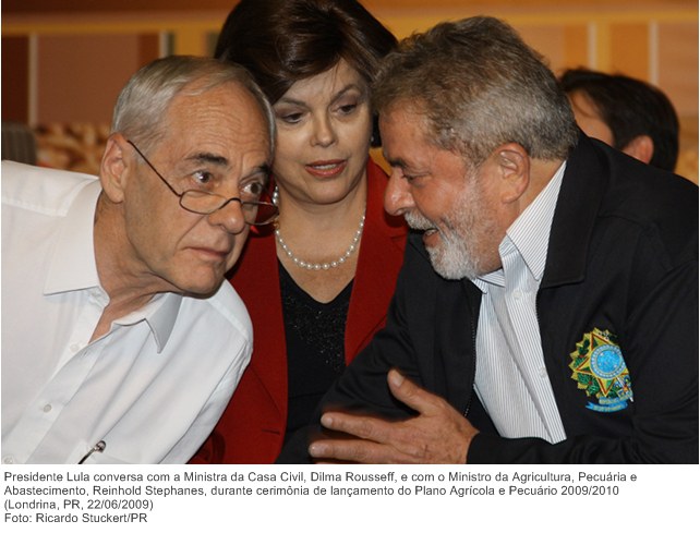 Presidente Lula conversa com a Min. da Casa Civil, Dilma Rousseff, e com o Min. da Agricultura, Pecuária e Abastecimento, Reinhold Stephanes, durante cerim. de lançamento do Plano Agrícola.