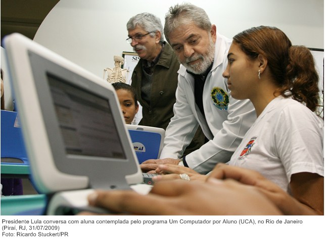 Presidente Lula conversa com aluna contemplada pelo programa Um Computador por Aluno (UCA), no Rio de Janeiro.