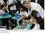 Presidente Lula conversa com alunas contempladas pelo programa Um Computador por Aluno (UCA), que distribuiu computadores para todos os alunos e professores da rede de ensino municipal.
