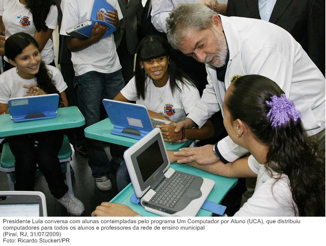 Presidente Lula conversa com alunas contempladas pelo programa Um Computador por Aluno (UCA), que distribuiu computadores para todos os alunos e professores da rede de ensino municipal.