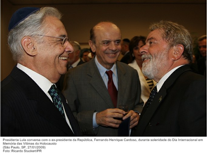 Presidente Lula conversa com o ex-presidente da República, Fernando Henrique Cardoso, durante solenidade do Dia Internacional em Memória das Vítimas do Holocausto.