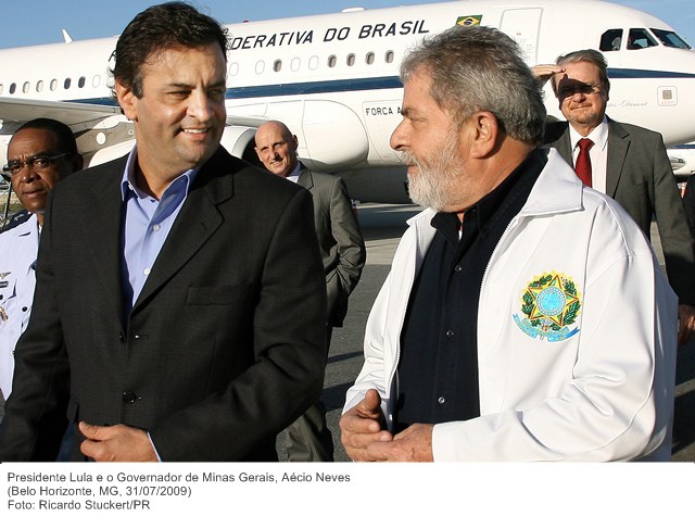 Presidente Lula conversa com o governador Aécio Neves durante visita a Belo Horizonte.