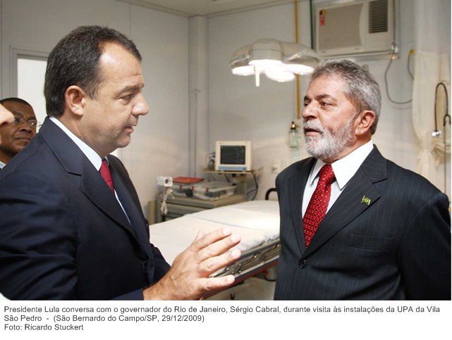 Presidente Lula conversa com o governador do Rio de Janeiro, Sérgio Cabral, durante visita às instalações da UPA da Vila São Pedro.