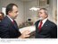 Presidente Lula conversa com o governador do Rio de Janeiro, Sérgio Cabral, durante visita às instalações da UPA da Vila São Pedro.