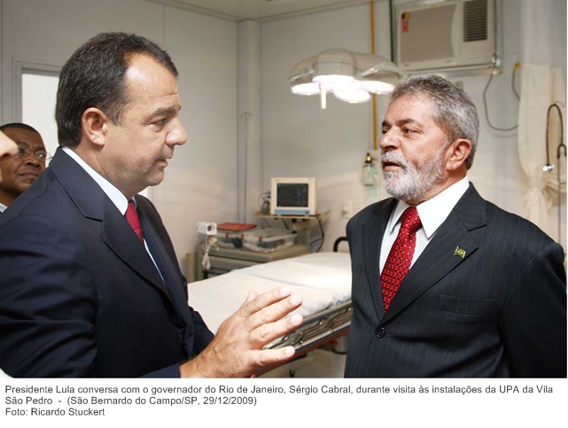 Presidente Lula conversa com o governador do Rio de Janeiro, Sérgio Cabral, durante visita às instalações da UPA da Vila São Pedro.