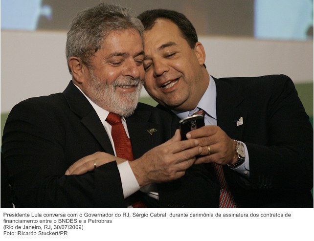 Presidente Lula conversa com o Governador do RJ, Sérgio Cabral, durante cerimônia de assinatura dos contratos de financiamento entre o BNDES e a Petrobras.