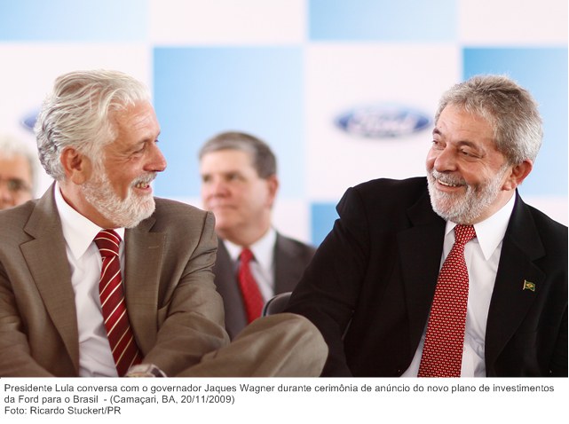 Presidente Lula conversa com o governador Jaques Wagner durante cerimônia de anúncio do novo plano de investimentos da Ford para o Brasil.