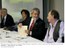 Presidente Lula conversa com o ministro do Meio Ambiente, Carlos Minc, durante reunião do Fórum Brasileiro de Mudanças Climáticas.
