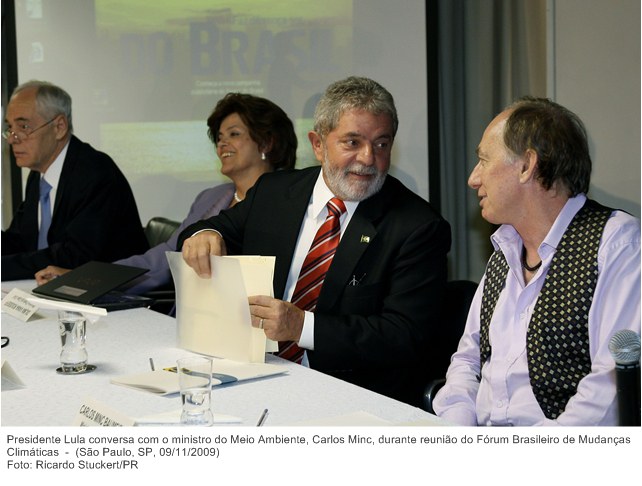 Presidente Lula conversa com o ministro do Meio Ambiente, Carlos Minc, durante reunião do Fórum Brasileiro de Mudanças Climáticas.