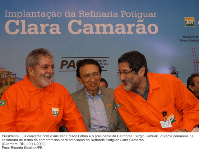 Presidente Lula conversa com o ministro Edison Lobão e o presidente da Petrobras, Sergio Gabrielli, durante cerimônia de assinatura de termo de compromisso para ampliação da Refinaria Potiguar.