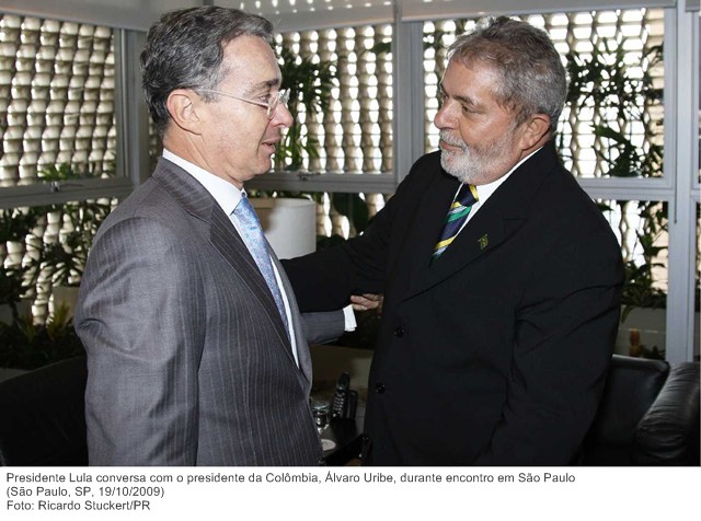 Presidente Lula conversa com o presidente da Colômbia, Álvaro Uribe, durante encontro em São Paulo.