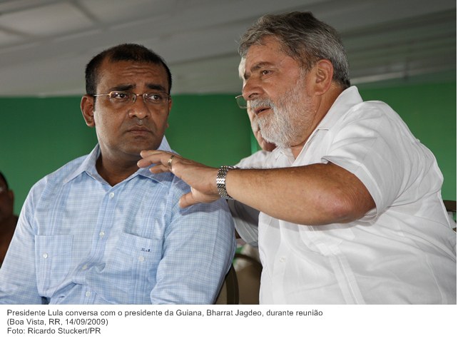 Presidente Lula conversa com o presidente da Guiana, Bharrat Jagdeo, durante reunião.
