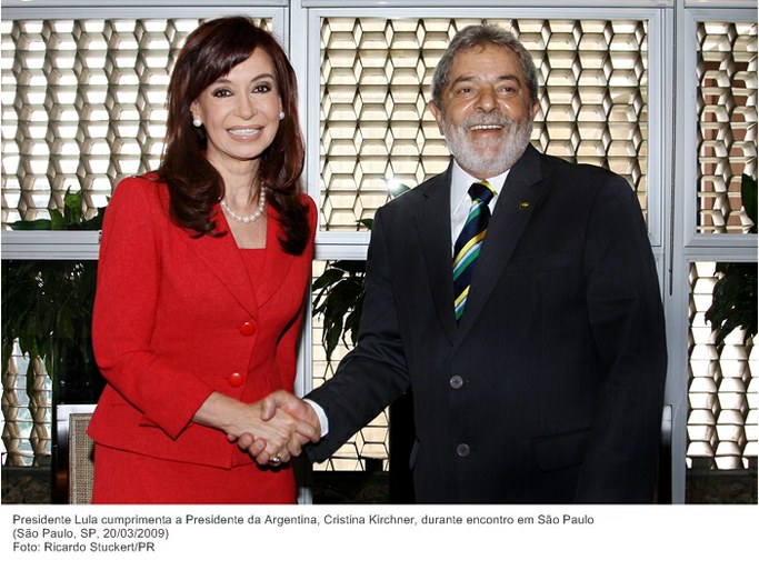 Presidente Lula cumprimenta a Presidente da Argentina, Cristina Kirchner, durante encontro em São Paulo.