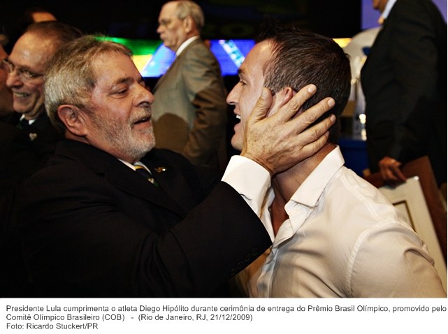 Presidente Lula cumprimenta o atleta Diego Hipólito durante cerimônia de entrega do Prêmio Brasil Olímpico, promovido pelo Comitê Olímpico Brasileiro (COB).