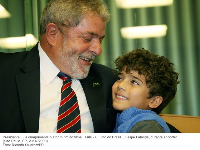 Presidente Lula cumprimenta o ator mirim do filme ``Lula - O Filho do Brasil´´, Felipe Falanga, durante encontro.