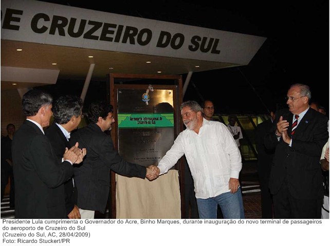 Presidente Lula cumprimenta o Governador do Acre, Binho Marques, durante inauguração do novo terminal de passageiros do aeroporto de Cruzeiro do Sul.