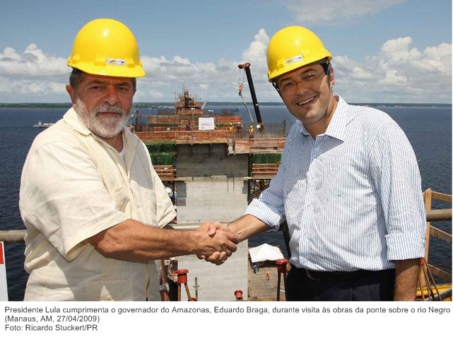 Presidente Lula cumprimenta o governador do Amazonas, Eduardo Braga, durante visita às obras da ponte sobre o rio Negro. Presidente Lula cumprimenta o governador do Amazonas, Eduardo Braga, durante visita às obras da ponte sobre o rio Negro.