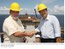 Presidente Lula cumprimenta o governador do Amazonas, Eduardo Braga, durante visita às obras da ponte sobre o rio Negro.