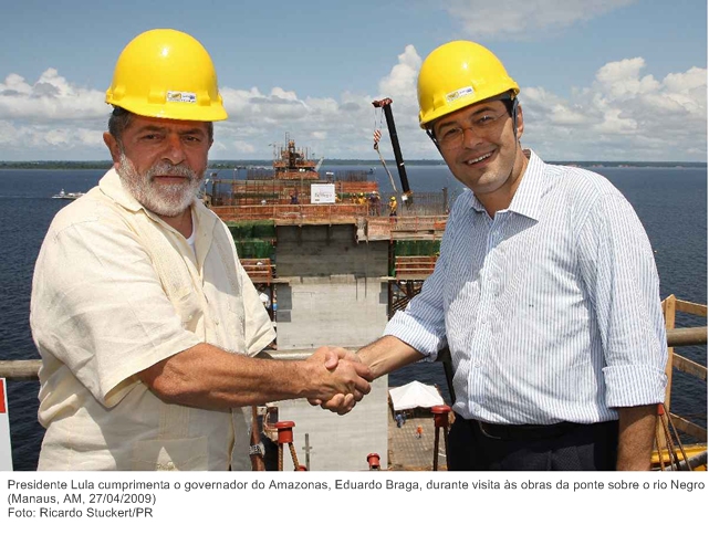 Presidente Lula cumprimenta o governador do Amazonas, Eduardo Braga, durante visita às obras da ponte sobre o rio Negro.