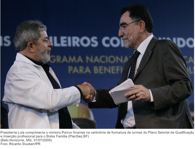 Presidente Lula cumprimenta o ministro Patrus Ananias na cerimônia de formatura de turmas do Plano Setorial de Qualificação e Inserção profissional para o Bolsa Família (PlanSeq BF).