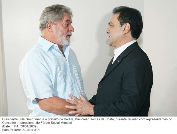 Presidente Lula cumprimenta o prefeito de Belém, Duciomar Gomes da Costa, durante reunião com representantes do Conselho Internacional do Fórum Social Mundial.