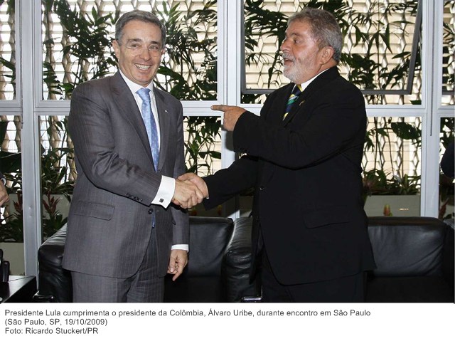 Presidente Lula cumprimenta o presidente da Colômbia, Álvaro Uribe, durante encontro em São Paulo (2).