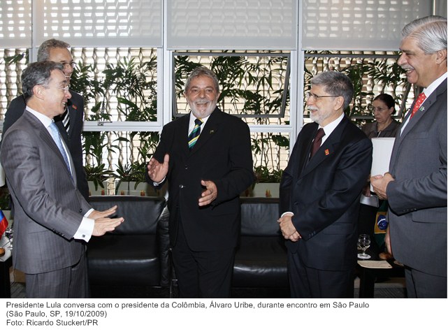Presidente Lula cumprimenta o presidente da Colômbia, Álvaro Uribe, durante encontro em São Paulo.