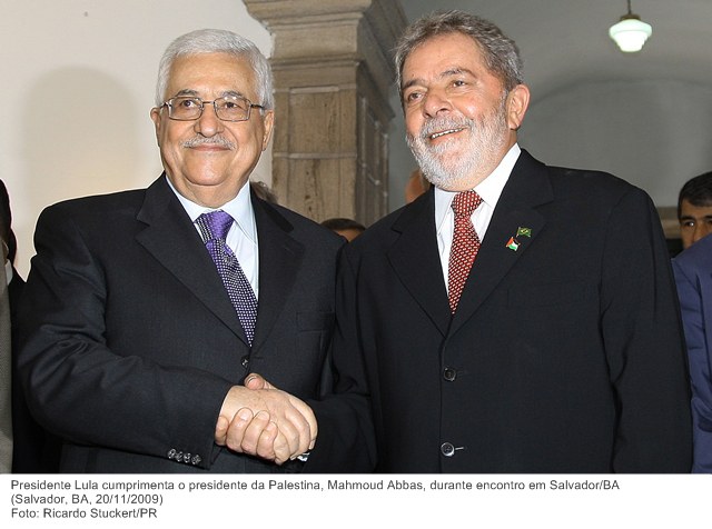 Presidente Lula cumprimenta o presidente da Palestina, Mahmoud Abbas, durante encontro em Salvador-BA.