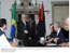 Presidente Lula cumprimenta o presidente da Palestina, Mahmoud Abbas, durante reunião.