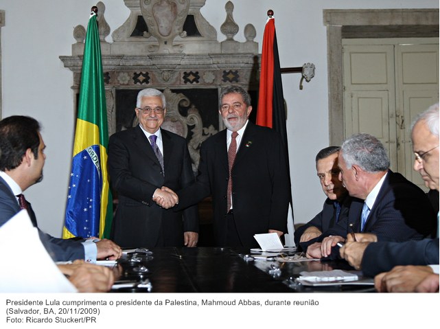 Presidente Lula cumprimenta o presidente da Palestina, Mahmoud Abbas, durante reunião.