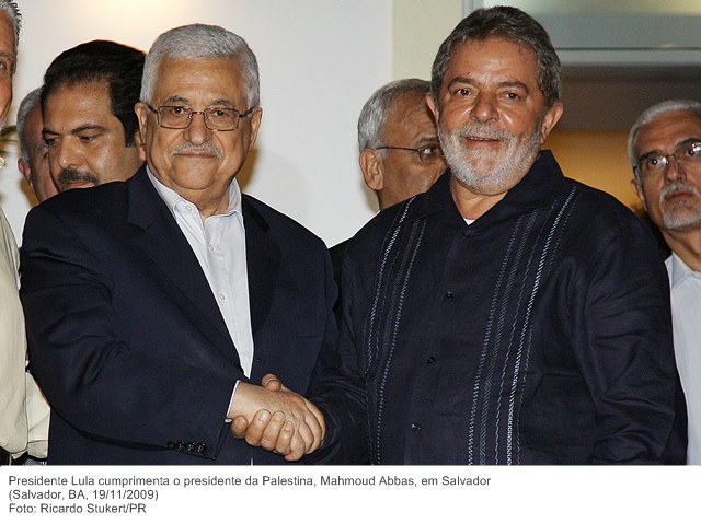 Presidente Lula cumprimenta o presidente da Palestina, Mahmoud Abbas, em Salvador.