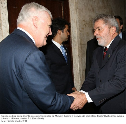 Presidente Lula cumprimenta o presidente mundial da Michelin durante a Convenção Mobilidade Sustentável na Renovação Urbana.