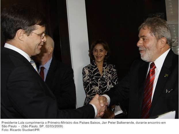 Presidente Lula cumprimenta o Primeiro-Ministro dos Países Baixos, Jan Peter Balkenende, durante encontro em São Paulo.