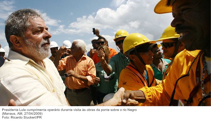 Presidente Lula cumprimenta operário durante visita às obras da ponte sobre o rio Negro.