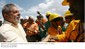 Presidente Lula cumprimenta operário durante visita às obras da ponte sobre o rio Negro.