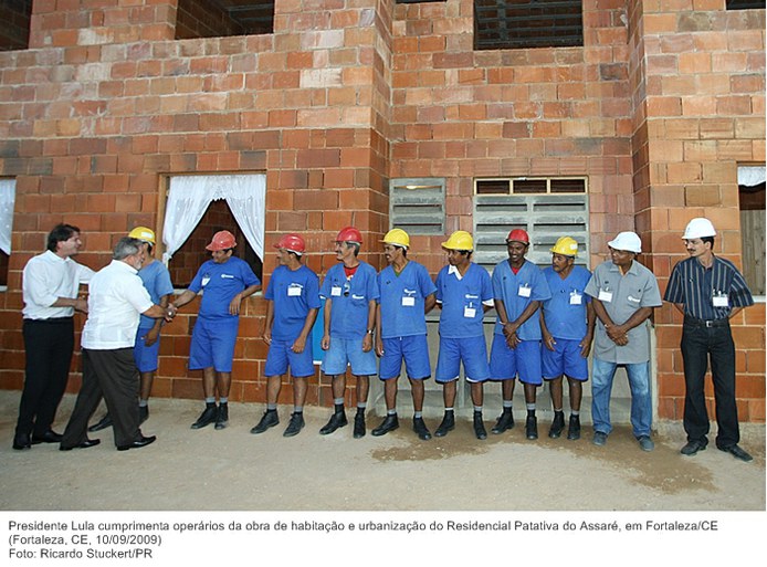 Presidente Lula cumprimenta operários da obra de habitação e urbanização do Residencial Patativa do Assaré, em Fortaleza-CE.