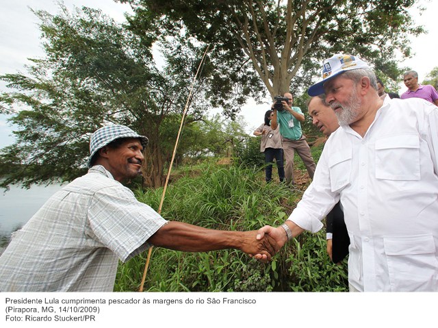 Presidente Lula cumprimenta pescador às margens do rio São Francisco.